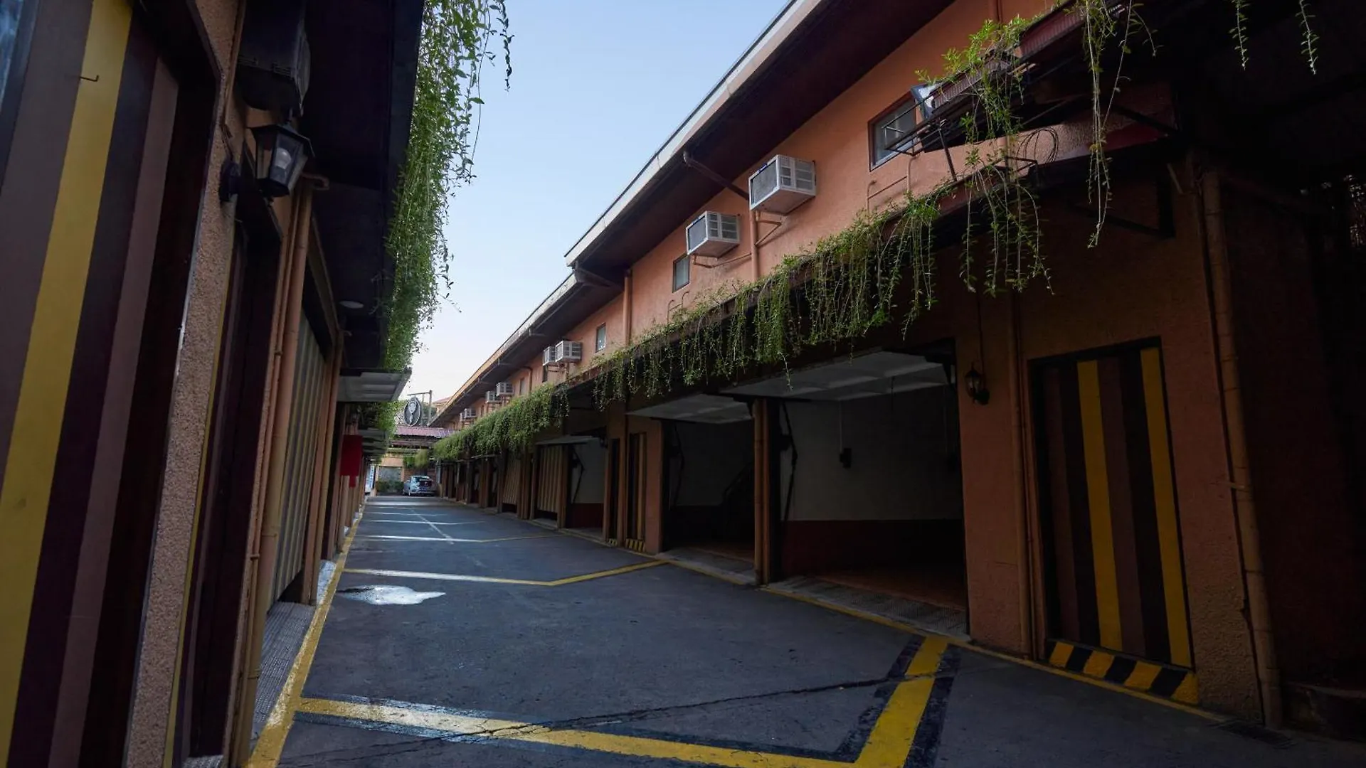 Hotel Victoria Court Las Pinas